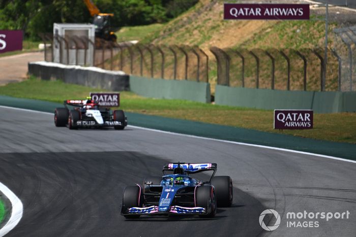 Esteban Ocon, Alpine A523, Yuki Tsunoda, AlphaTauri AT04