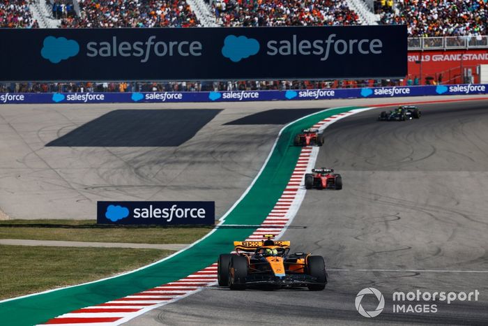 Lando Norris, McLaren MCL60, Charles Leclerc, Ferrari SF-23, Carlos Sainz