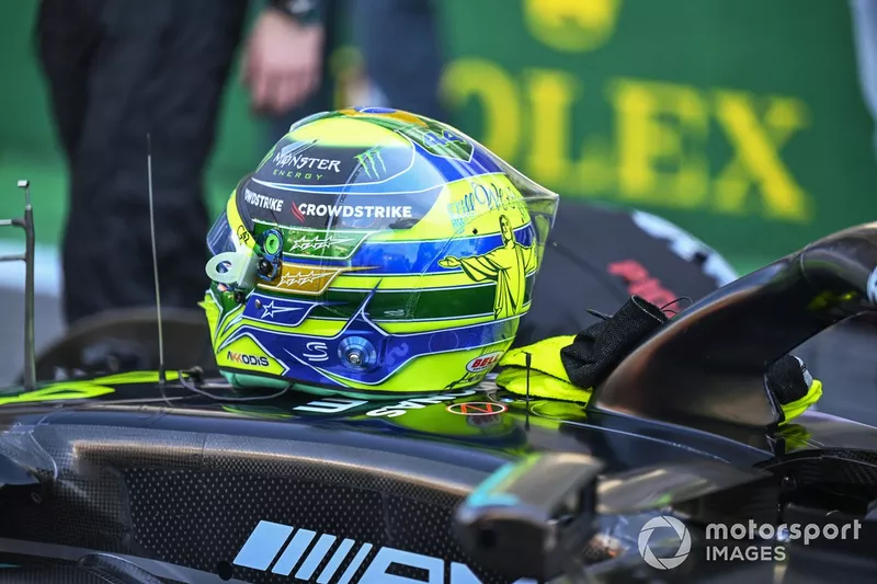 メルセデスF1のルイス・ハミルトン（アイルトン・セナ仕様／サンパウロGPにて）