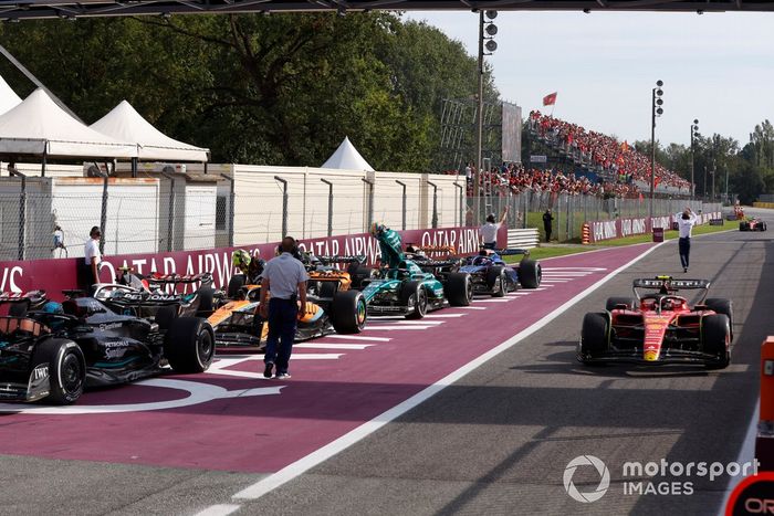 Carlos Sainz, Ferrari SF-23, 3ª posición, llega al Parc Ferme