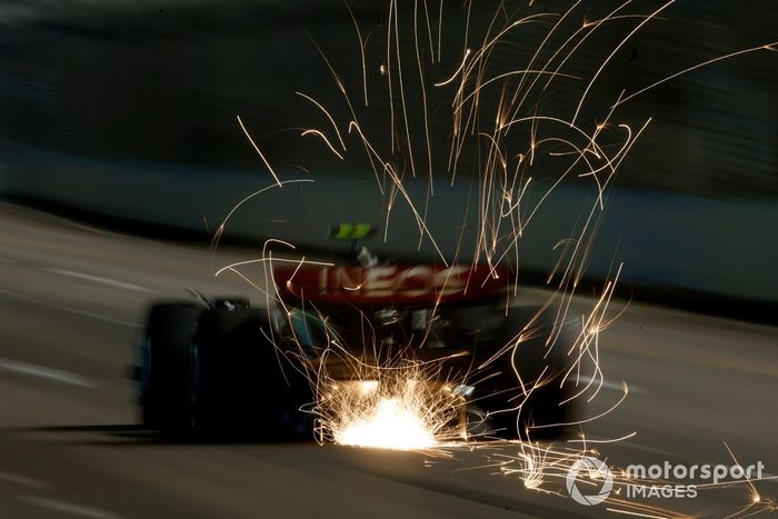 Lewis Hamilton, Mercedes F1 W14, echa chispas