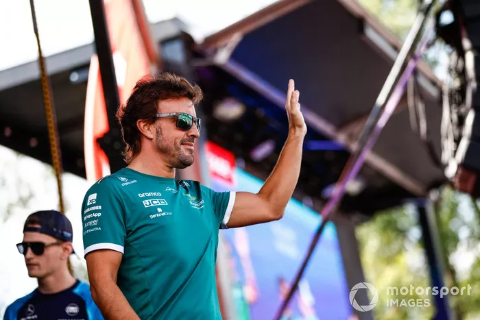 Fernando Alonso, Aston Martin F1 Team, habla a los aficionados desde un escenario