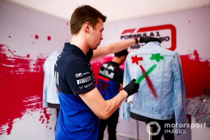 Daniil Kvyat, Toro Rosso pinta una chaqueta con aerosol