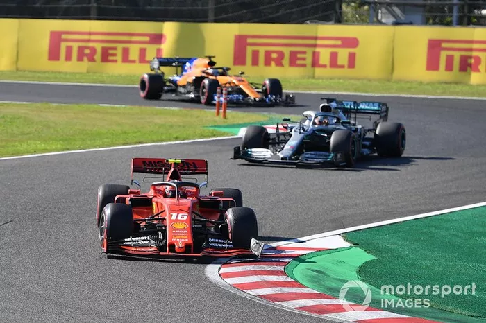Charles Leclerc, Ferrari SF90, Lewis Hamilton, Mercedes AMG F1 W10, y Carlos Sainz Jr., McLaren MCL34