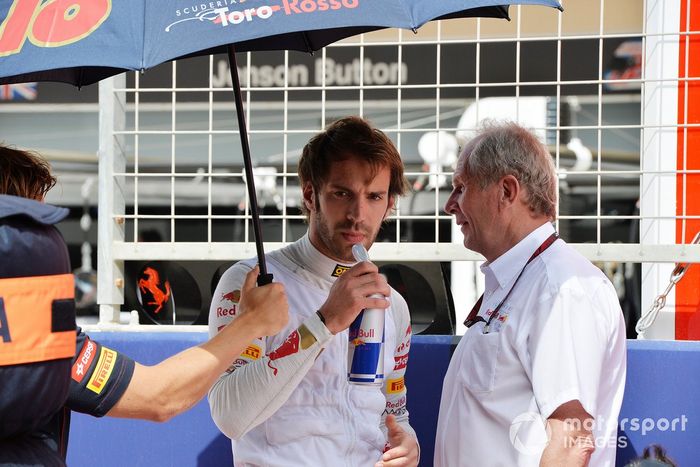 Jean-Eric Vergne, de la Scuderia Toro Rosso, y el Dr. Helmut Marko, asesor de Red Bull Motorsport, en la parrilla de salida