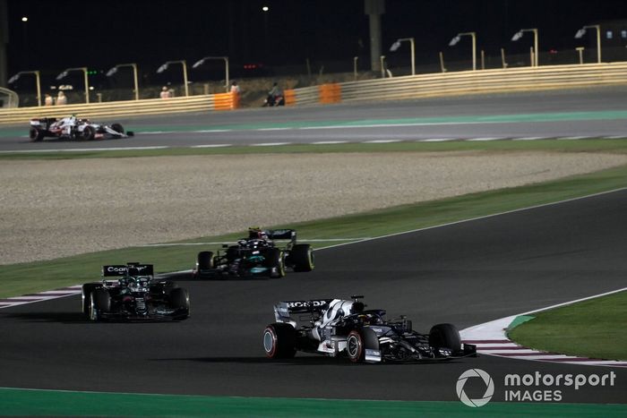 Yuki Tsunoda, AlphaTauri AT02, Lance Stroll, Aston Martin AMR21,y Valtteri Bottas, Mercedes W12