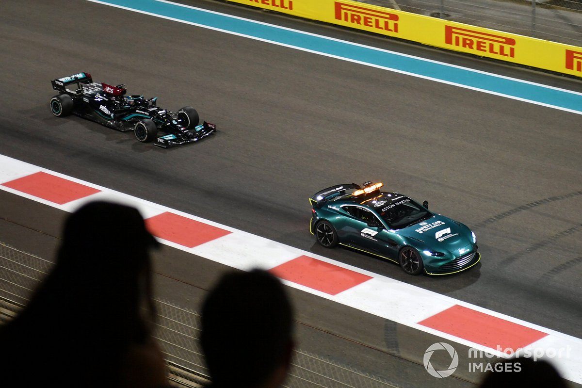 El Safety Car y Lewis Hamilton, Mercedes W12