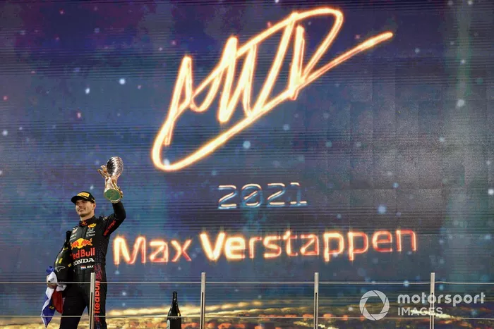 Podio: ganador y campeón Max Verstappen, Red Bull Racing