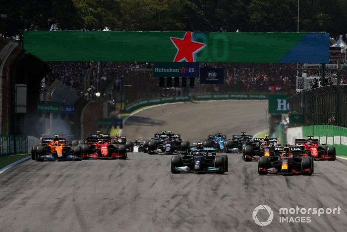 Max Verstappen, Red Bull Racing RB16B, Valtteri Bottas, Mercedes W12, Sergio Pérez, Red Bull Racing RB16B, Charles Leclerc, Ferrari SF21, Carlos Sainz Jr., Ferrari SF21, y el resto del pelotón en la salida