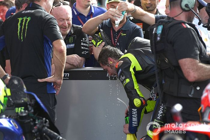 Segundo lugar Valentino Rossi, Yamaha Factory Racing celebra en parc ferme