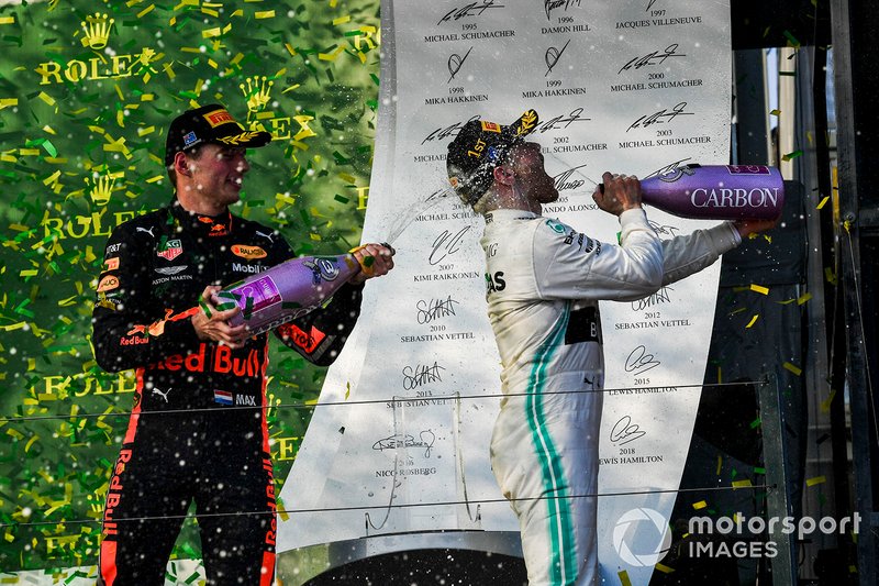 Max Verstappen, Red Bull Racing, terzo, spruzza champagne a Valtteri Bottas, Mercedes AMG F1, vincitore