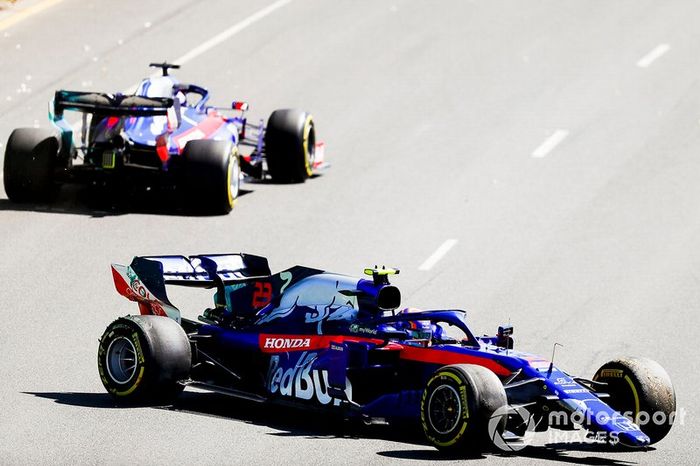 Alexander Albon, Toro Rosso STR14 con una nariz rota después de girar con Daniil Kvyat, Toro Rosso STR14 conduciendo