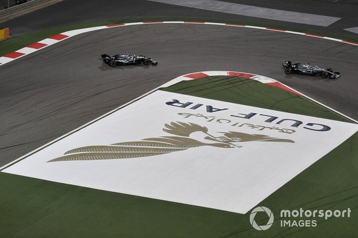 Lewis Hamilton, Mercedes AMG F1 W10, y Valtteri Bottas, Mercedes AMG W10