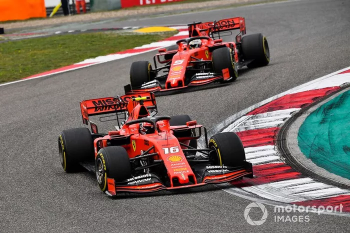 Charles Leclerc, Ferrari SF90, precede Sebastian Vettel, Ferrari SF90