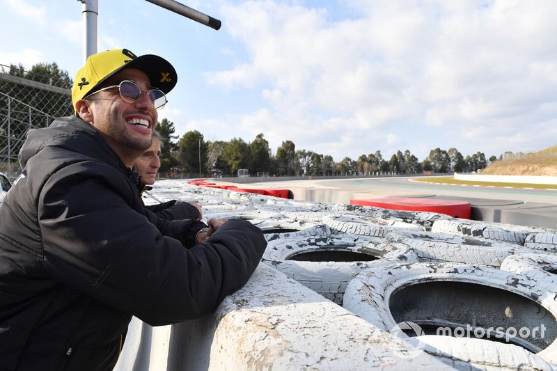 Daniel Ricciardo, Renault F1 Team and Alain Prost, Renault F1 Team Special Advisor watch the Action from trackside