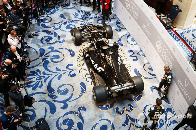 Romain Grosjean, Haas F1 Team e Kevin Magnussen, Haas F1 Team, svelano la nuova livrea sulla VF-18 del Team Haas F1