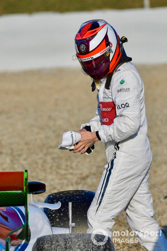 Kimi Raikkonen, Alfa Romeo Racing C38, va in testacoda e finisce nella sabbia, nella mattinata di apertura dei test
