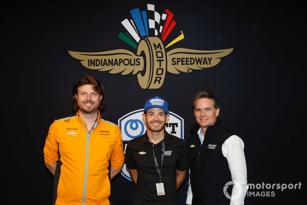 Gavin Ward, Competition Director, Arrow McLaren, Kyle Larson and Jeff Gordon, Vice Chairman of Hendrick Motorsports