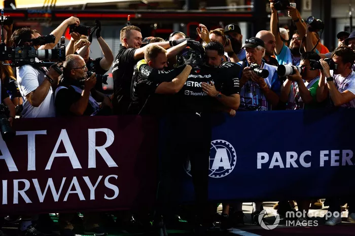 El hombre de la pole Lewis Hamilton, Mercedes-AMG, celebra con su equipo en Parc Ferme