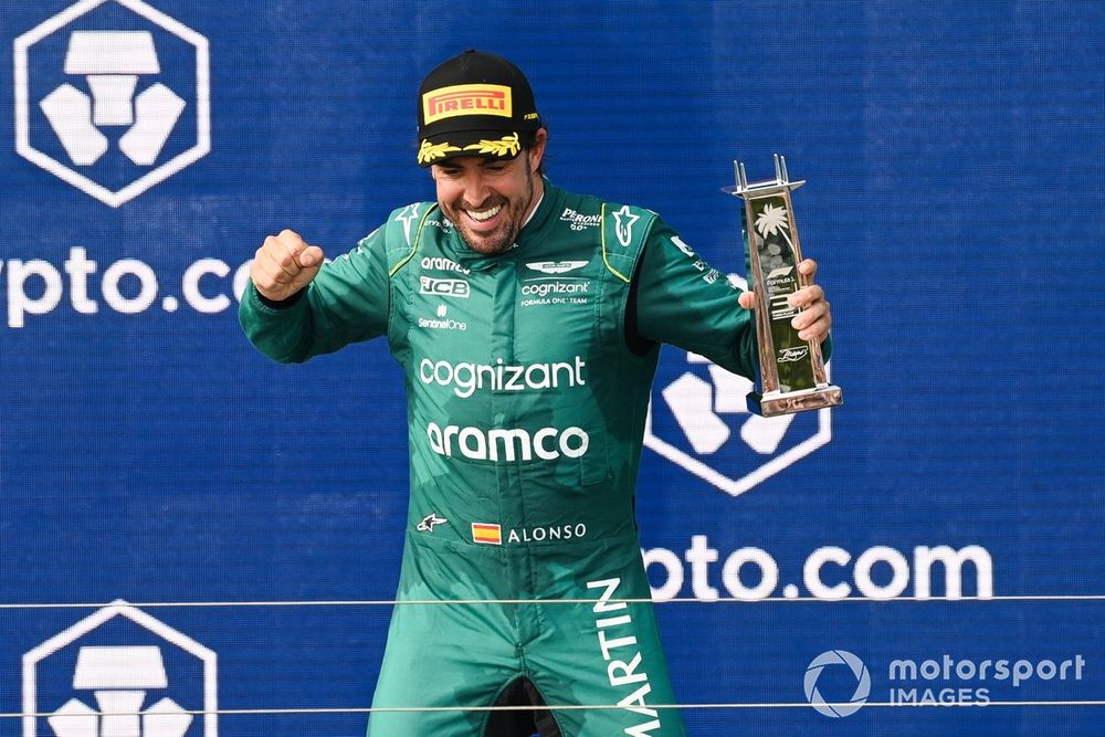 Fernando Alonso, Aston Martin F1 Team, 3ª posición, con su trofeo en el podio