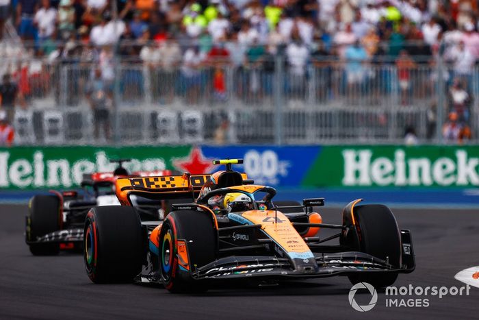 Lando Norris, McLaren MCL60, Nyck de Vries, AlphaTauri AT04