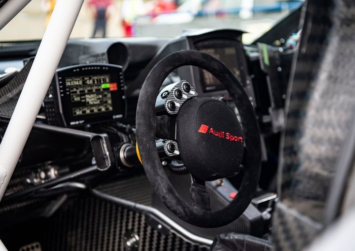 Audi RS Q e-tron steering wheel