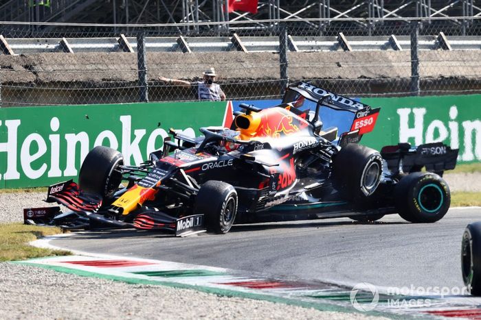 Max Verstappen, Red Bull Racing RB16B, y Lewis Hamilton, Mercedes W12, chocan mientras luchan por la posición
