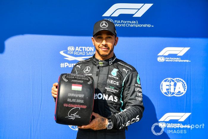 Lewis Hamilton, de Mercedes, con el premio Pirelli a la pole position