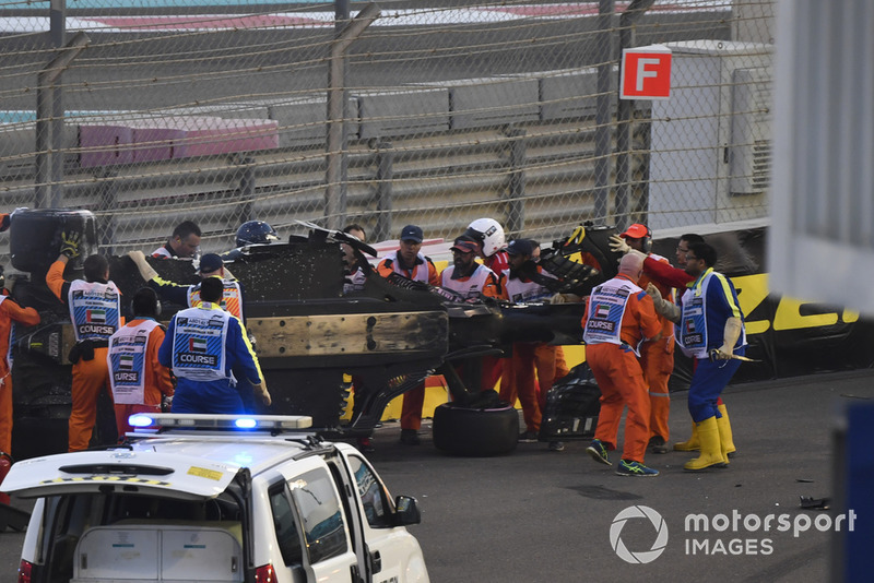 Los médicos y oficiales asisten a Nico Hulkenberg, Renault Sport F1 Team R.S. 18 que se estrelló y volcó en la primera vuelta