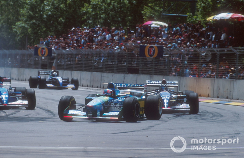 Michael Schumacher en Damon Hill klieven door het tragere verkeer
