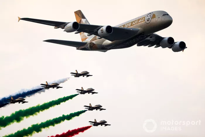 El equipo de exhibición de los EAU Al Fursan escolta un Airbus A380 de Etihad Airlines a través de la parrilla en su avión Aermacchi MB339A