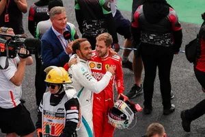 Sebastian Vettel, Ferrari, félicite son rival et vainqueur du championnat Lewis Hamilton, Mercedes AMG F1