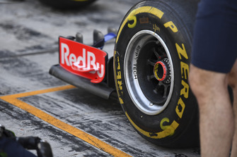 Scuderia Toro Rosso STR13 Pirelli band