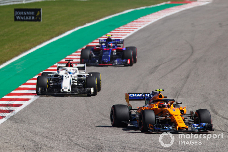 Stoffel Vandoorne, McLaren MCL33, precede Marcus Ericsson, Sauber C37, e Pierre Gasly, Scuderia Toro Rosso STR13