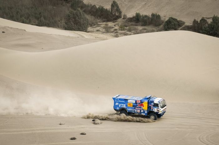 #500 Team Kamaz Master: Eduard Nikolaev, Evgeny Yakovlev, Vladimir Rybakov