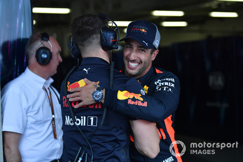 Il poleman Daniel Ricciardo, Red Bull Racing, festeggia nel parco chiuso