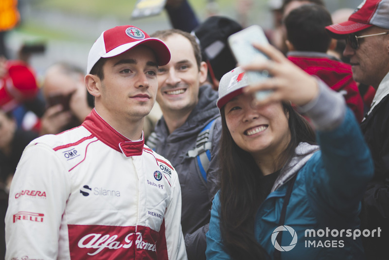 Charles Leclerc, Alfa Romeo Sauber F1 Team fans selfie