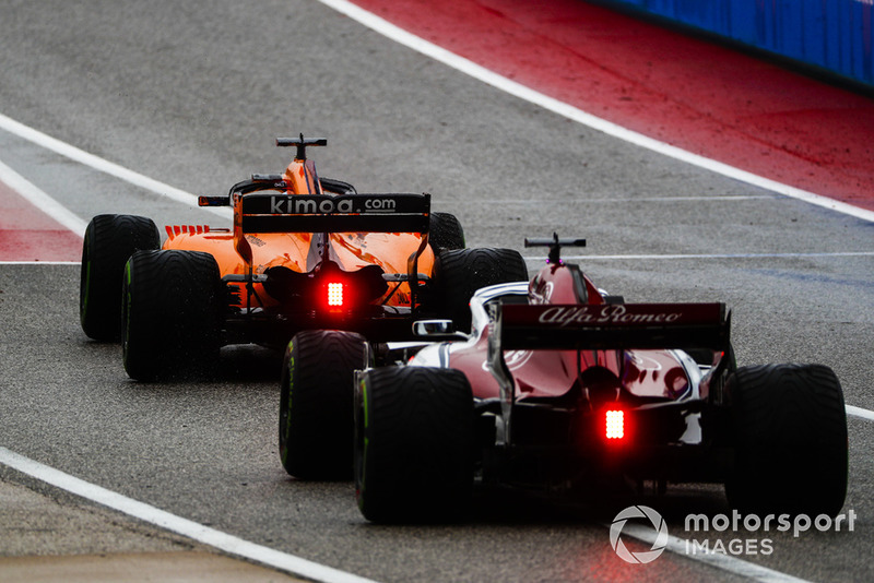 Fernando Alonso, McLaren MCL33, et Marcus Ericsson, Alfa Romeo Sauber C37, quittent la voie des stands