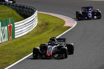 Romain Grosjean, Haas F1 Team VF-18, voor Pierre Gasly, Scuderia Toro Rosso STR13