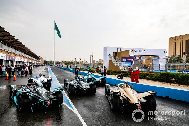 Alexander Sims, BMW I Andretti Motorsports, BMW iFE.18, Oliver Turvey, NIO Formula E Team, NIO Sport 004, Stoffel Vandoorne, HWA Racelab, VFE-05, Nelson Piquet Jr., Panasonic Jaguar Racing, Jaguar I-Type 3, Andre Lotterer, DS TECHEETAH, DS E-Tense FE19 exit the pit lane