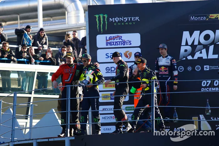 I vincitori Valentino Rossi, Carlo Cassina, al secondo posto Teemu Suninen, Marko Salminen, al terzo posto Roberto Brivio, Luca Brivio