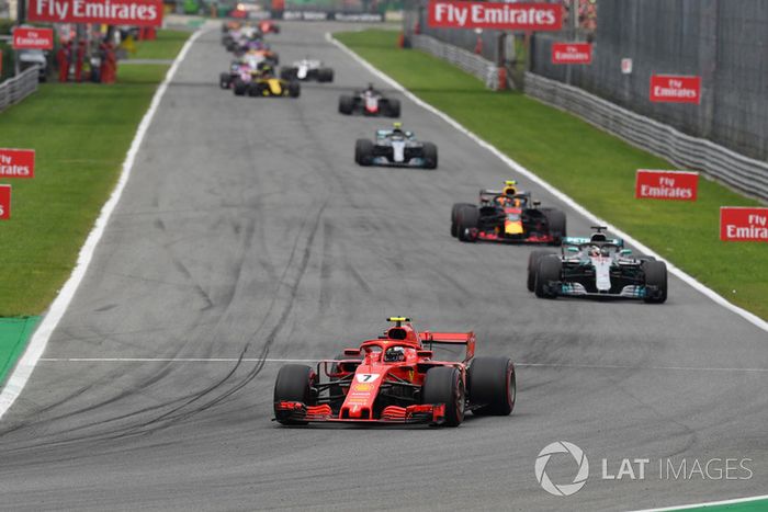 imi Raikkonen, Ferrari SF71H lidera Lewis Hamilton, Mercedes AMG F1 W09 y Max Verstappen, Red Bull Racing RB14