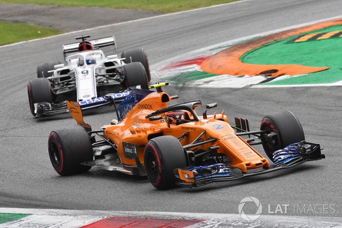 Stoffel Vandoorne, McLaren MCL33 y Marcus Ericsson, Sauber C37