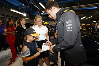 Stoffel Vandoorne, McLaren, signs autographs