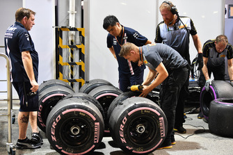 Des ingénieurs de Pirelli travaillent sur les pneus