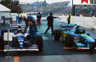 Michael Schumacher, Benetton feliciteert Damon Hill, Williams