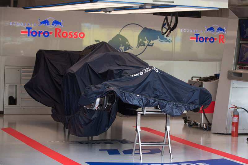 El STR13 de la Scuderia Toro Rosso en el box
