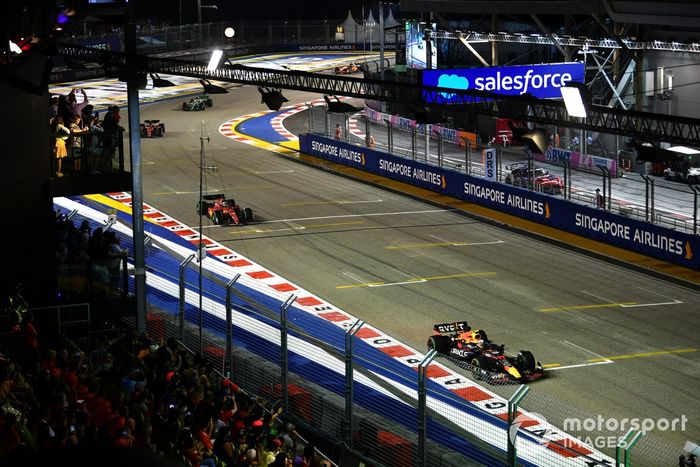 Sergio Pérez, Red Bull Racing RB18, Charles Leclerc, Ferrari F1-75, Carlos Sainz, Ferrari F1-75