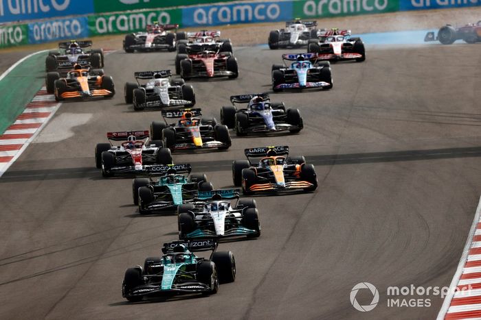 Lance Stroll, Aston Martin AMR22, George Russell, Mercedes W13, Sebastian Vettel, Aston Martin AMR22, Lando Norris, McLaren MCL36, el resto del grupo mientras Carlos Sainz, Ferrari F1-75, hace un trompo en la primera vuelta