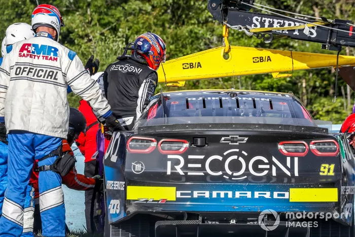 Kimi Raikkonen, TrackHouse Racing, Recogni Chevrolet Camaro sale de su coche accidentado
